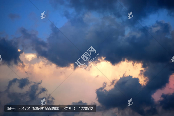 風(fēng)景如畫的云在天空中