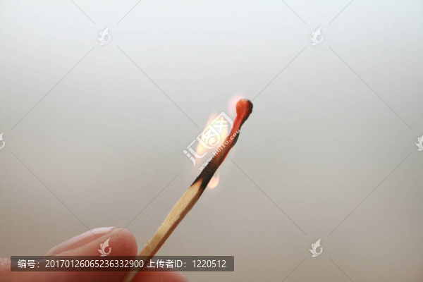 手執(zhí)燃燒的火柴