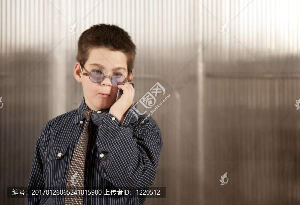 穿手機成人小男孩