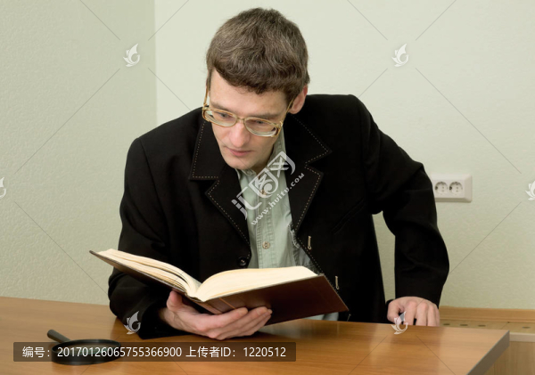 在眼鏡的人讀的書
