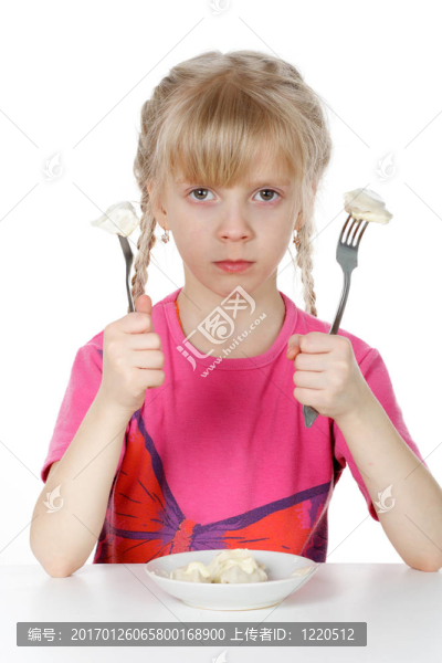 一個(gè)女孩吃肉餃子