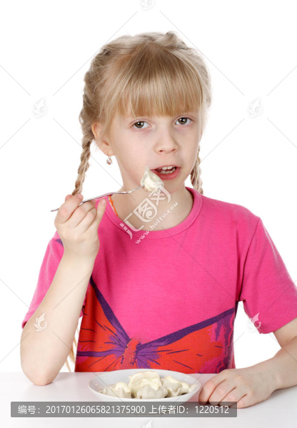 一個女孩吃肉餃子