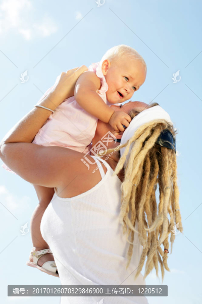 快樂的年輕母親玩嬰兒