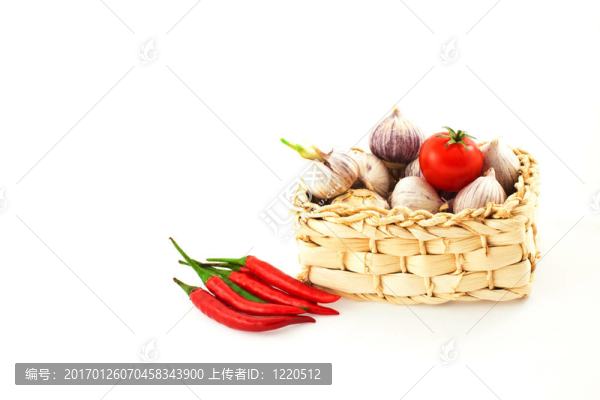番茄；辣椒和大蒜在籃子里