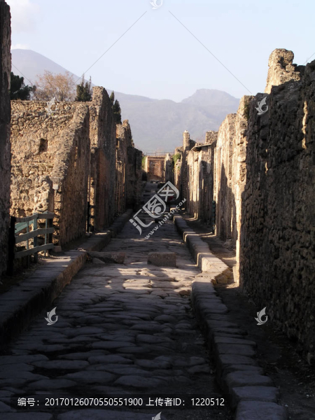 在Pompei街和維蘇威火山