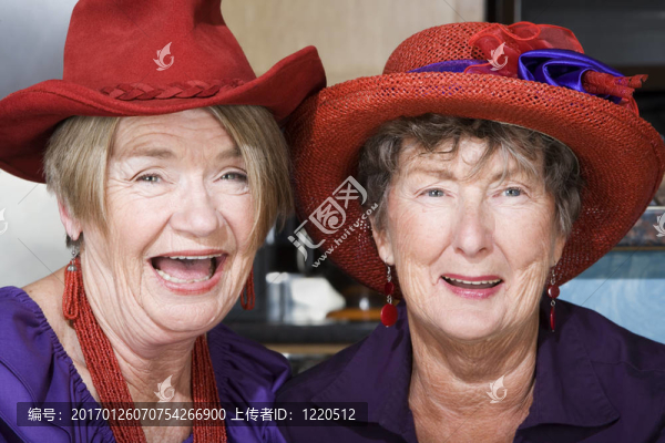兩名戴著紅帽子的老年婦女
