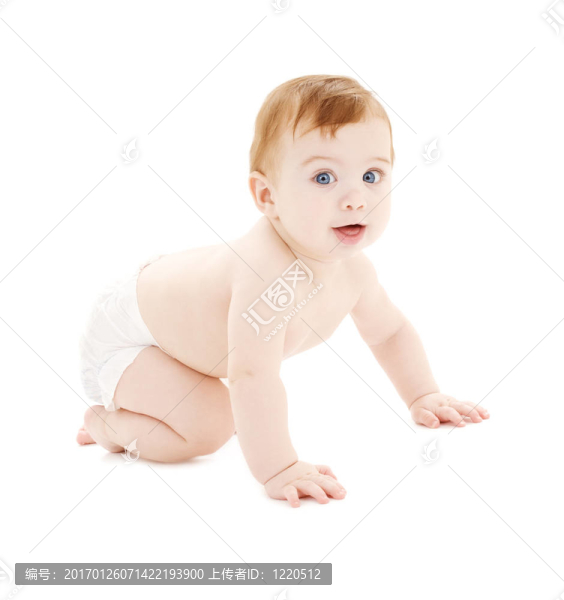 在尿布上爬行的嬰兒