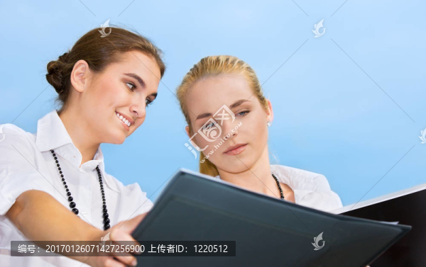 兩個幸福的婦女與文件