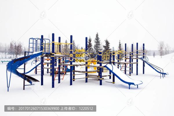 雪地里的操場設(shè)備。