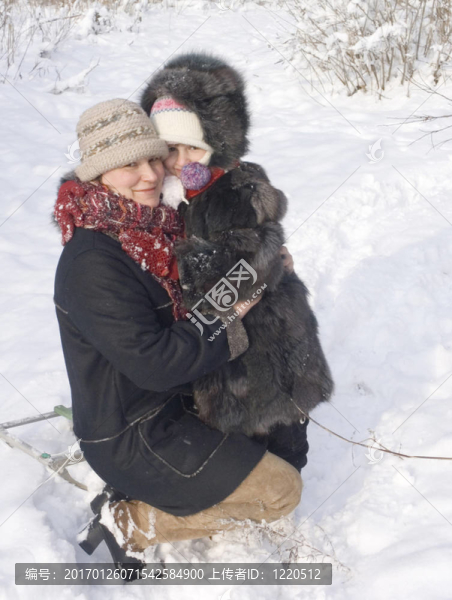 冬天的母親和女兒