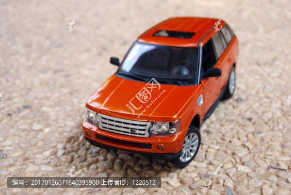 在鵝卵石路的玩具車