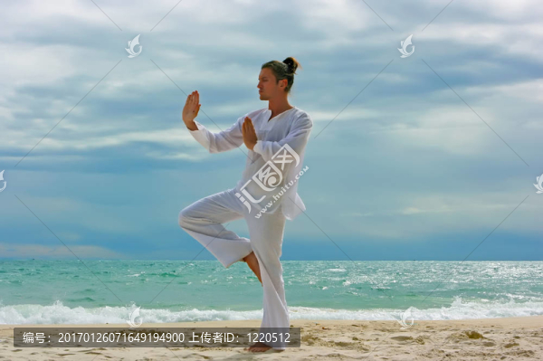 沙灘上的武術(shù)男子