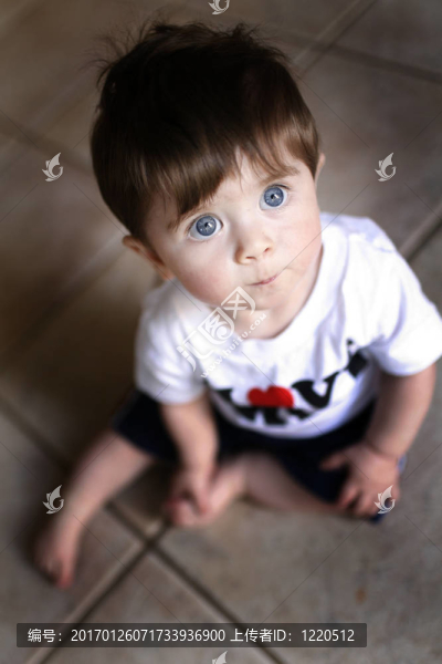 小男孩抬頭看。