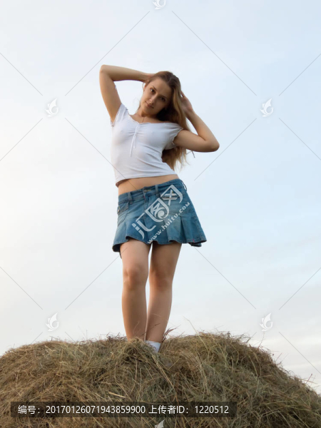 美麗的女孩享受大自然的新鮮干草