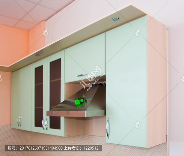 新廚房家具。廚房壁櫥和桌子