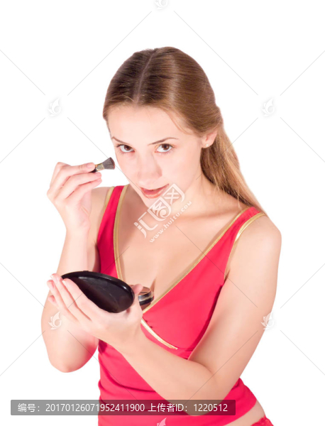 一個年輕的女人把化妝