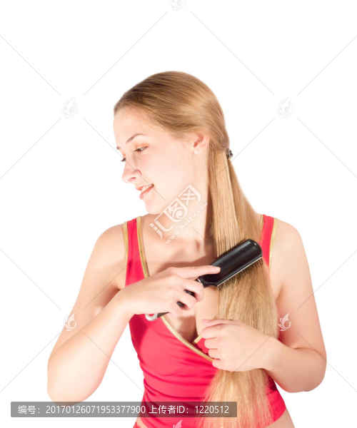 女孩梳著她的長發(fā)