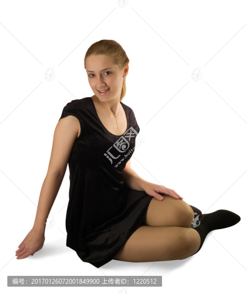 女孩坐在黑色天鵝絨的衣服和鞋子