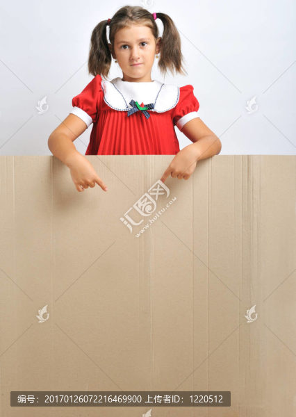 小女孩和紙板-匯圖網(wǎng) www.fosd68.com 小女孩和紙板