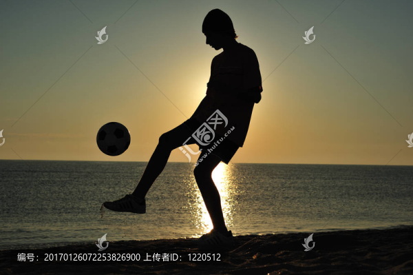 足球在日落