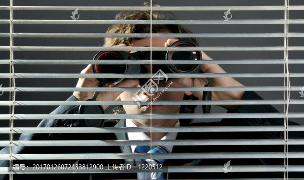通過望遠鏡看