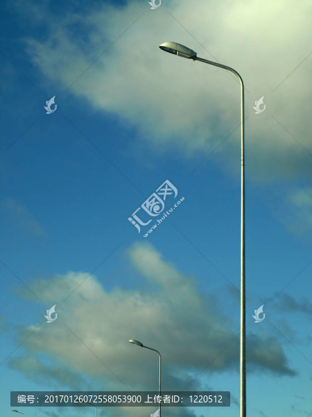 多云背景下的路燈