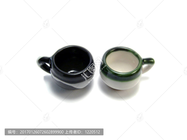兩個(gè)空杯子