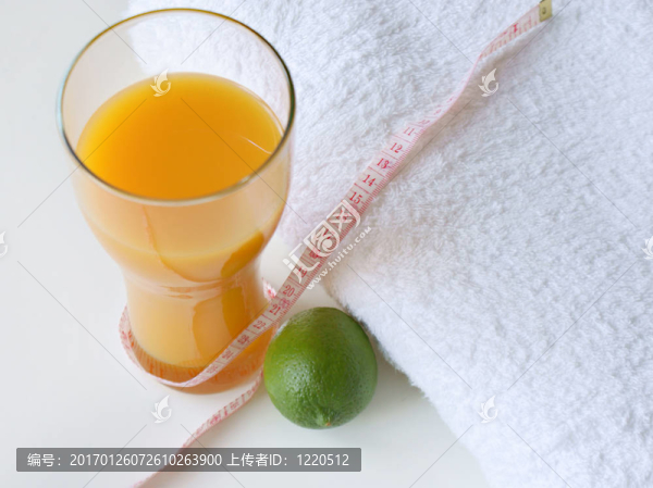 果汁在桌子上的一個高玻璃杯里