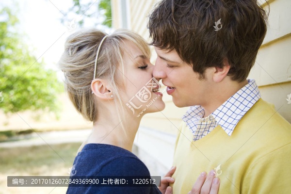 年輕的白人夫婦接吻