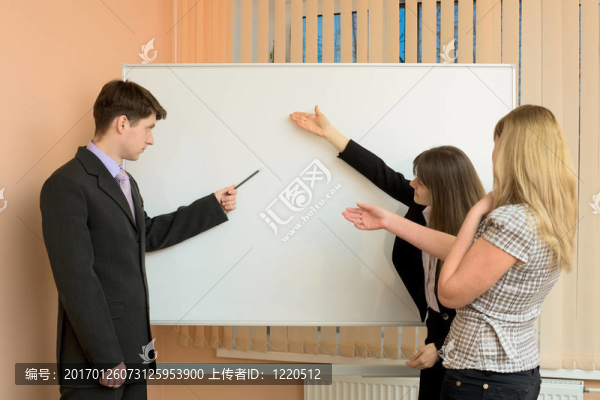 辦公室工作人員討論工作