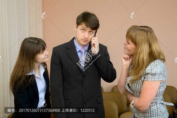 男人用手機(jī)說(shuō)話