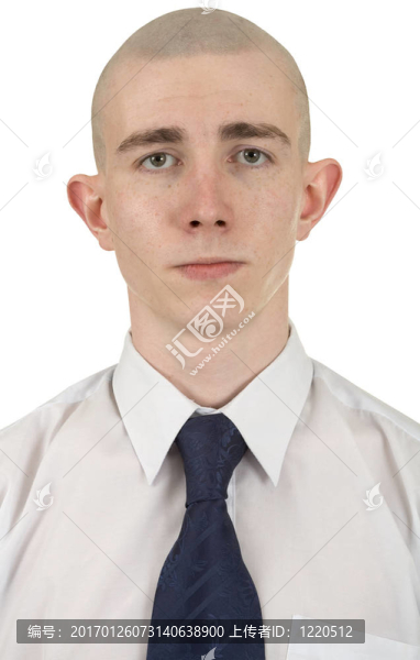 白人背景下的年輕人肖像