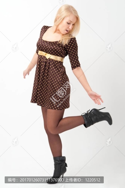 站在灰色背景的女人