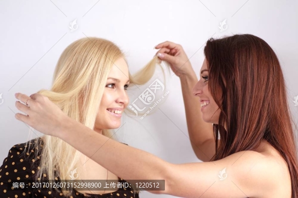 兩個美麗的女孩接近。