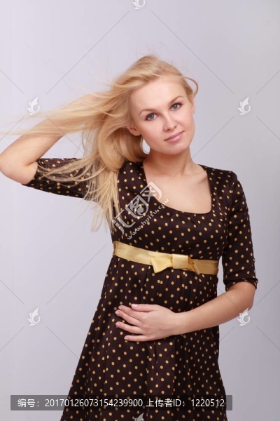 年輕女子頭發(fā)飛揚(yáng)