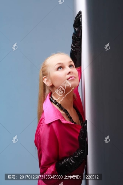 站在墻上的金發(fā)女人