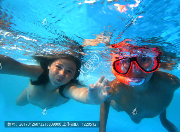 孩子們?cè)谒掠斡? title=