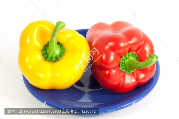 藍(lán)盤上的紅甜椒