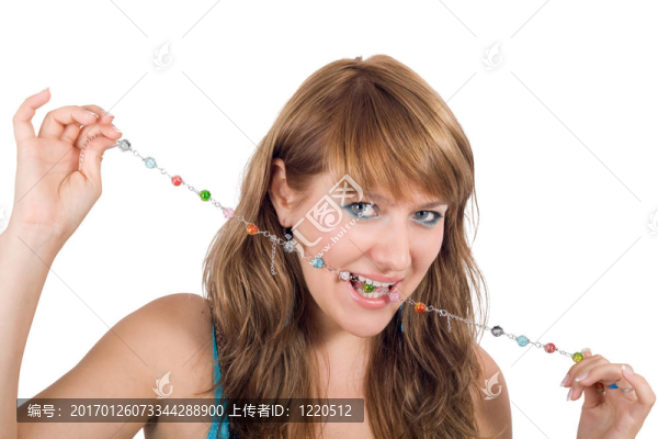年輕貌美的女人用一顆珠子的牙齒。分離
