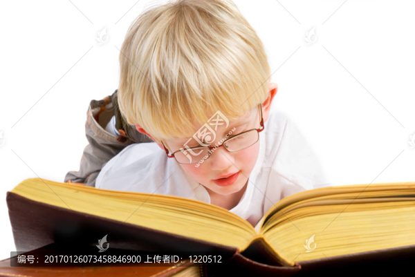男孩正在讀一本好書