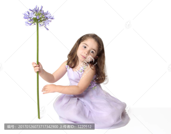 帶花的寧?kù)o女孩