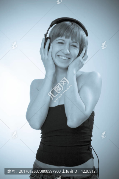 女人戴著耳機