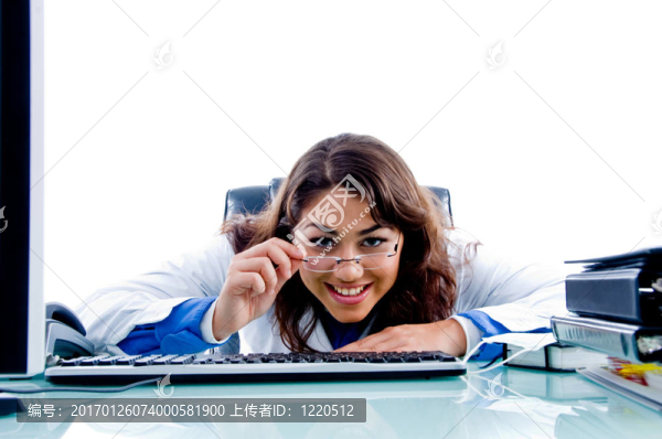 女醫(yī)生拿著她的眼鏡