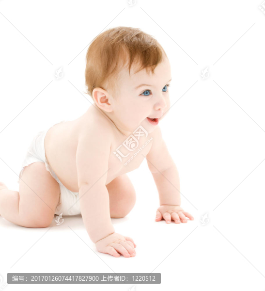 在尿布上爬行的嬰兒