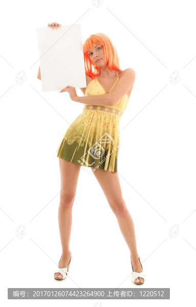 可愛的女孩與空白標(biāo)志板