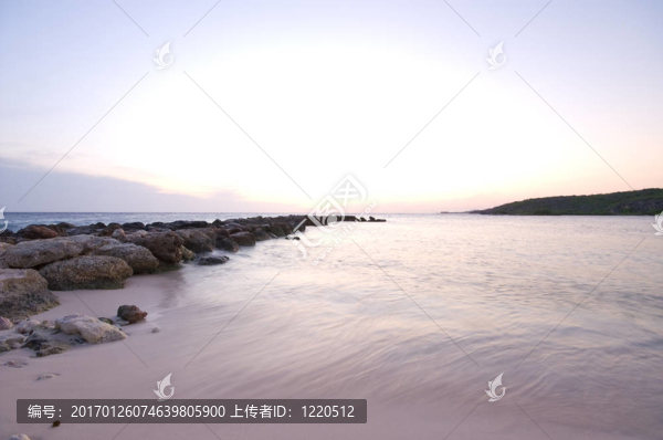 具有波浪破碎機(jī)的海上日落