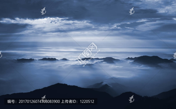 深褐色的云與山