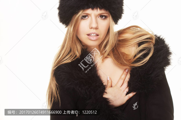 黑色毛皮帽子和外套的女人