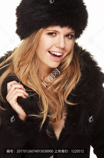 黑色毛皮帽子和外套的女人