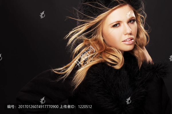 黑色毛皮帽子和外套的女人